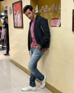 Karan Sharma Instagram - Tonight PULKIT IS COMING to meet you all at 9pm @sonysab @waglekiduniyafamilygroup ….Hope you guys like him for next 4 days . . It’s a special appearance guys but very interesting story .. I had great time while shooting . whole team is superb.. full of energy n so loving people .. best wishes to them . hope I did justice to this character PULKIT .. Do comment after watching the episode guys ❤️! . . #karansharma #sonysab #waglekiduniya