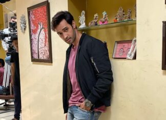 Karan Sharma Instagram - Tonight PULKIT IS COMING to meet you all at 9pm @sonysab @waglekiduniyafamilygroup ….Hope you guys like him for next 4 days . . It’s a special appearance guys but very interesting story .. I had great time while shooting . whole team is superb.. full of energy n so loving people .. best wishes to them . hope I did justice to this character PULKIT .. Do comment after watching the episode guys ❤️! . . #karansharma #sonysab #waglekiduniya
