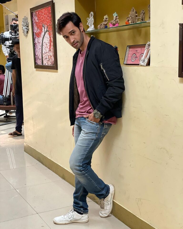 Karan Sharma Instagram - Tonight PULKIT IS COMING to meet you all at 9pm @sonysab @waglekiduniyafamilygroup ….Hope you guys like him for next 4 days . . It’s a special appearance guys but very interesting story .. I had great time while shooting . whole team is superb.. full of energy n so loving people .. best wishes to them . hope I did justice to this character PULKIT .. Do comment after watching the episode guys ❤️! . . #karansharma #sonysab #waglekiduniya