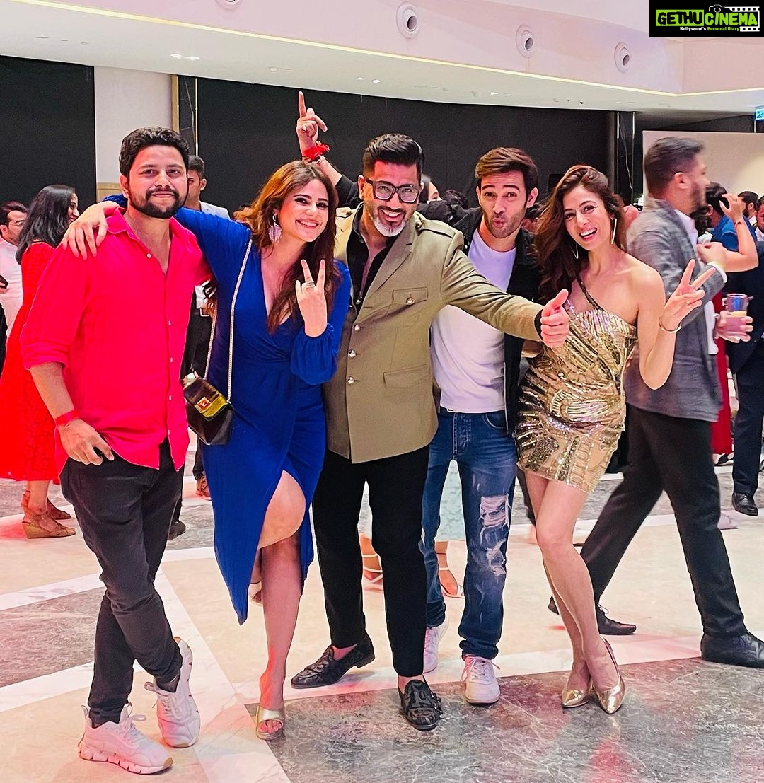 Karan Sharma Instagram - You people got tremendous energy.. Glad to meet you guys π€β€οΈ@sandeepdharma_official @sukhmanisadana @shivaaybhatt27 @onimakashyap ..Better we connect soon ! π #pune #phoniexmall #launchparty