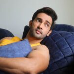 Karan Sharma Instagram - Self photography 😎 .. Difficulties are there but one should try to find solutions 🥰.. so I did .. now I will be my own photographer 😀😉 ! #karansharma #photography
