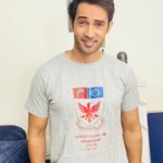 Karan Sharma Instagram - Got this cool T-shirt 👕 from the students of st xavier’s college along with other cute gifts.. After wearing this I feel like collage student 😍… Guys I am joining you collage soon @xpsa.xaviers 😃 .. Thanks for the lovely gift hamper ! 🎁❤️🤗! . . . #gratitude #blessings #love #karansharma