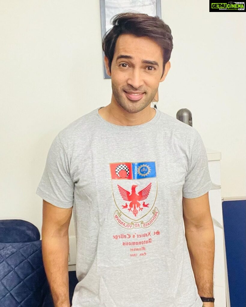Karan Sharma Instagram - Got this cool T-shirt 👕 from the students of st xavier’s college along with other cute gifts.. After wearing this I feel like collage student 😍… Guys I am joining you collage soon @xpsa.xaviers 😃 .. Thanks for the lovely gift hamper ! 🎁❤️🤗! . . . #gratitude #blessings #love #karansharma