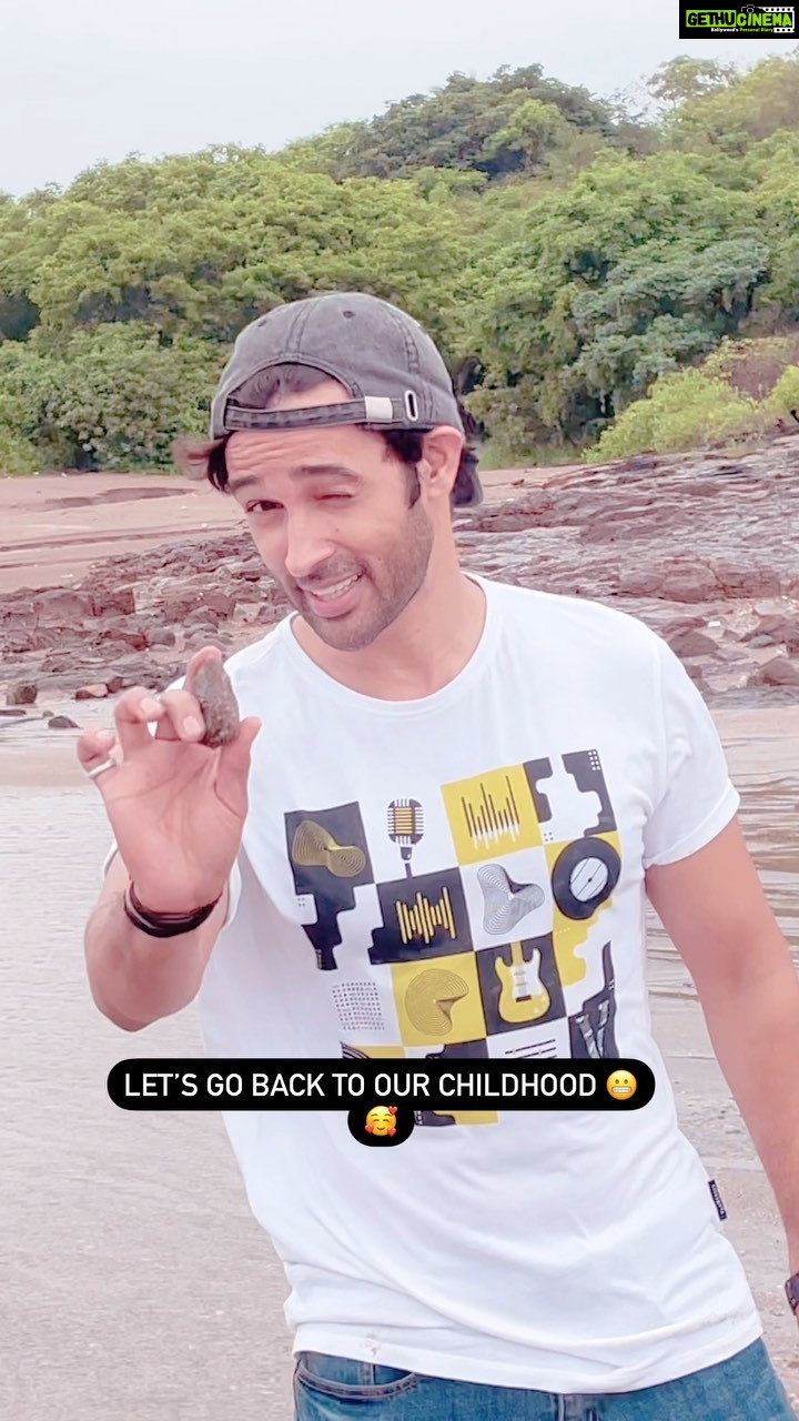 Karan Sharma Instagram - Have you ever tried this ? 😬 . . . #games #watergames #bachpan #childhoodmemories #karansharma