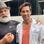 Karan Sharma Instagram - With the man who gave me the very first opportunity to face the camera 15yrs back @jd_majethia sir !❤️ … it alway feel coming back to home , whenever I work for you . This time again you gave me such a wonderful story n character #pulkit #waglekiduniya … though it was a special appearance but I totally enjoyed it … My Best wishes to you and the Show #waglekiduniya . Keep up the great work sir ❤️🤗 ! . . . #blessed #karansharma