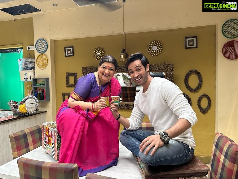Karan Sharma Instagram - Garma garam chai with @bharatiachrekar 😍🤗.. #waglekiduniya #pulkit