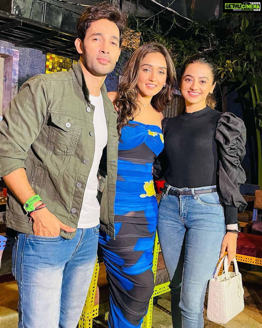 Karan Sharma Instagram - Few memorable pics from the music launch party of our dear @tanyasharma27 - Guys check out the song AARZOO on YouTube , link in my story too 😎- Best wishes to Tanya partner - It’s a beautiful song - loved it ❤️🤗 ! . . #newsong #aarzoo #tanyasharma