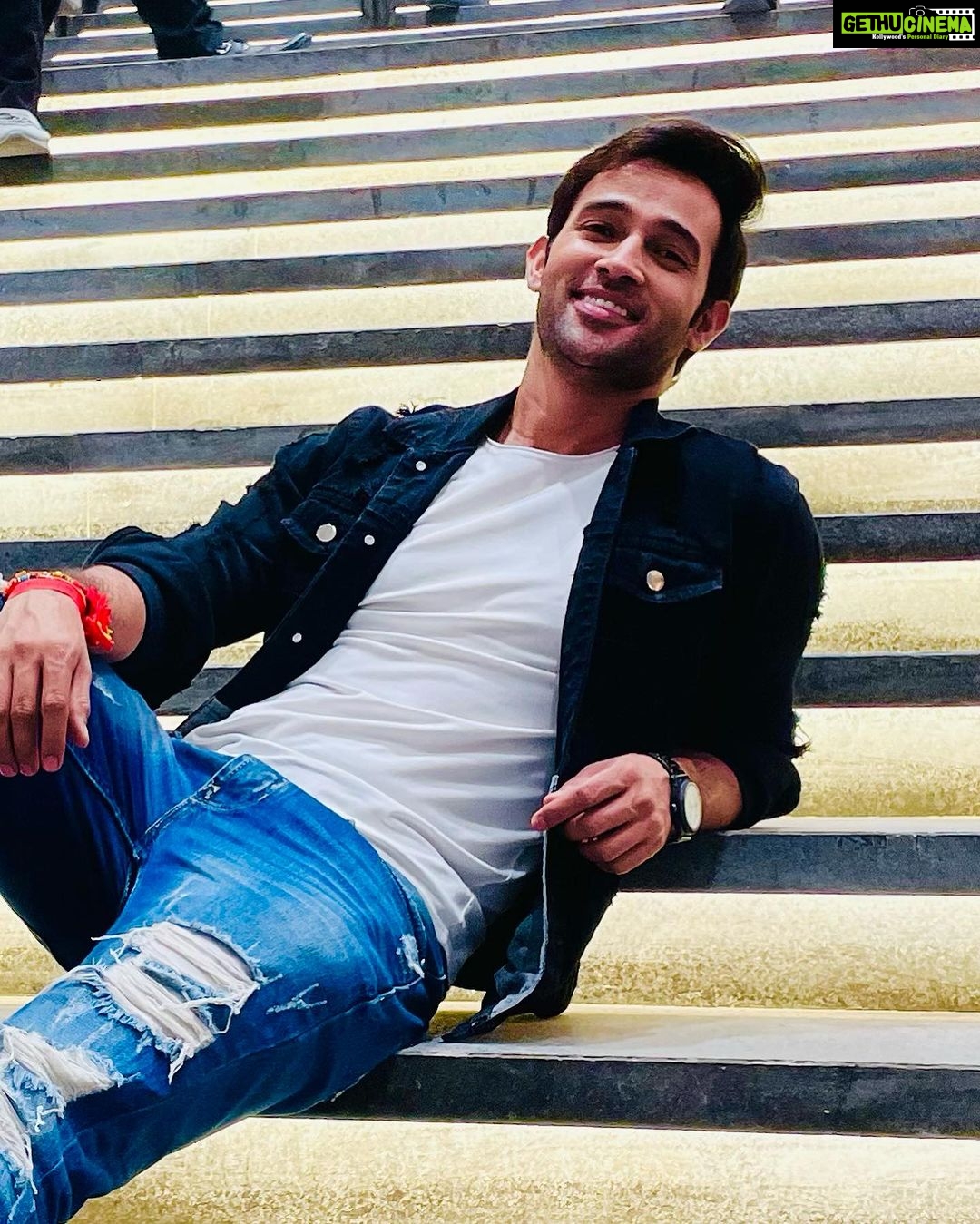 Karan Sharma Instagram - What people think about Me is not in my control.. what I feel about Myself that’s what matters 😎 ! . . . . #karansharma #lifequotes #correctattitude #lifesgood