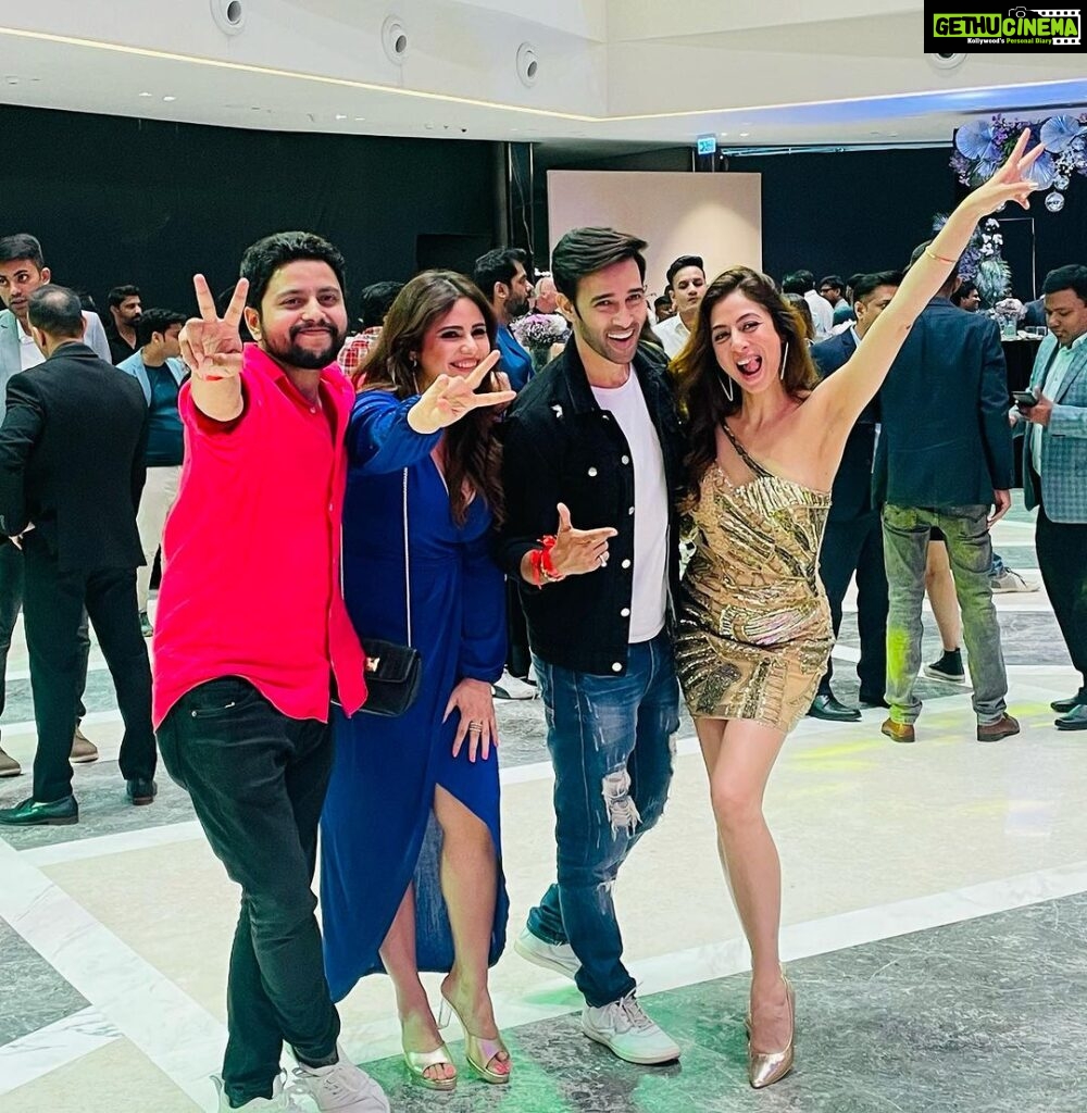 Karan Sharma Instagram - You people got tremendous energy.. Glad to meet you guys 🤗❤@sandeepdharma_official @sukhmanisadana @shivaaybhatt27 @onimakashyap ..Better we connect soon ! 😎 #pune #phoniexmall #launchparty