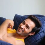 Karan Sharma Instagram - Self photography 😎 .. Difficulties are there but one should try to find solutions 🥰.. so I did .. now I will be my own photographer 😀😉 ! #karansharma #photography