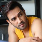 Karan Sharma Instagram - Self photography 😎 .. Difficulties are there but one should try to find solutions 🥰.. so I did .. now I will be my own photographer 😀😉 ! #karansharma #photography