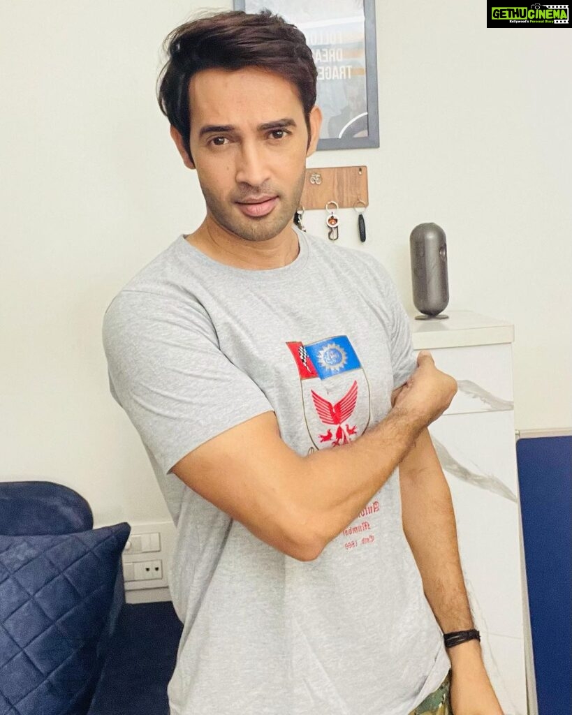 Karan Sharma Instagram - Got this cool T-shirt 👕 from the students of st xavier’s college along with other cute gifts.. After wearing this I feel like collage student 😍… Guys I am joining you collage soon @xpsa.xaviers 😃 .. Thanks for the lovely gift hamper ! 🎁❤️🤗! . . . #gratitude #blessings #love #karansharma