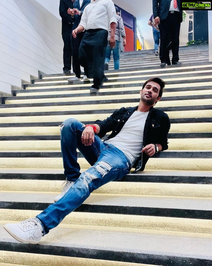 Karan Sharma Instagram - What people think about Me is not in my control.. what I feel about Myself that’s what matters 😎 ! . . . . #karansharma #lifequotes #correctattitude #lifesgood