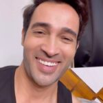 Karan Sharma Instagram - Ye Khushi kis kis ko chahiye - ? 😬 . . . #karansharma #reelsinstagram #trending #funreels #morning