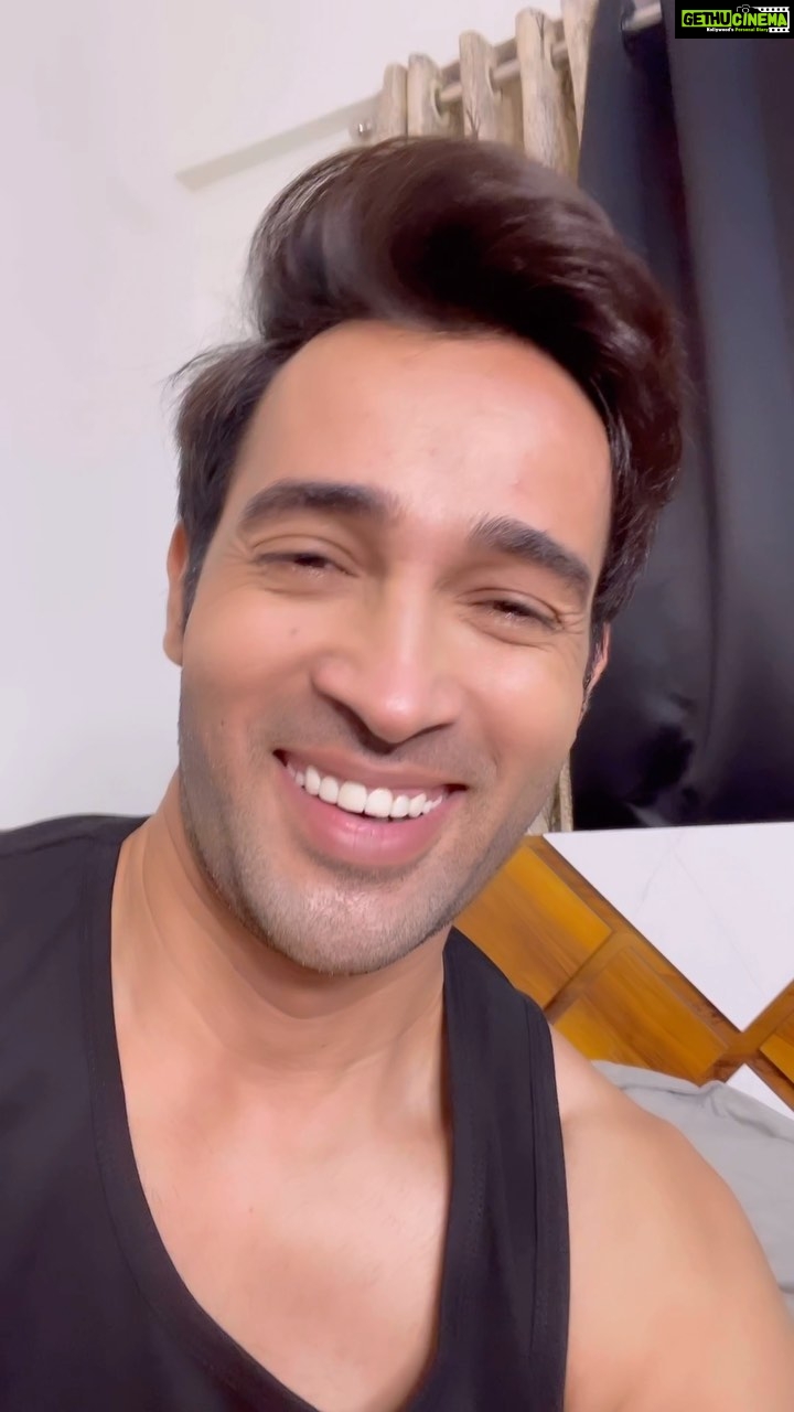 Karan Sharma Instagram - Ye Khushi kis kis ko chahiye - ? 😬 . . . #karansharma #reelsinstagram #trending #funreels #morning