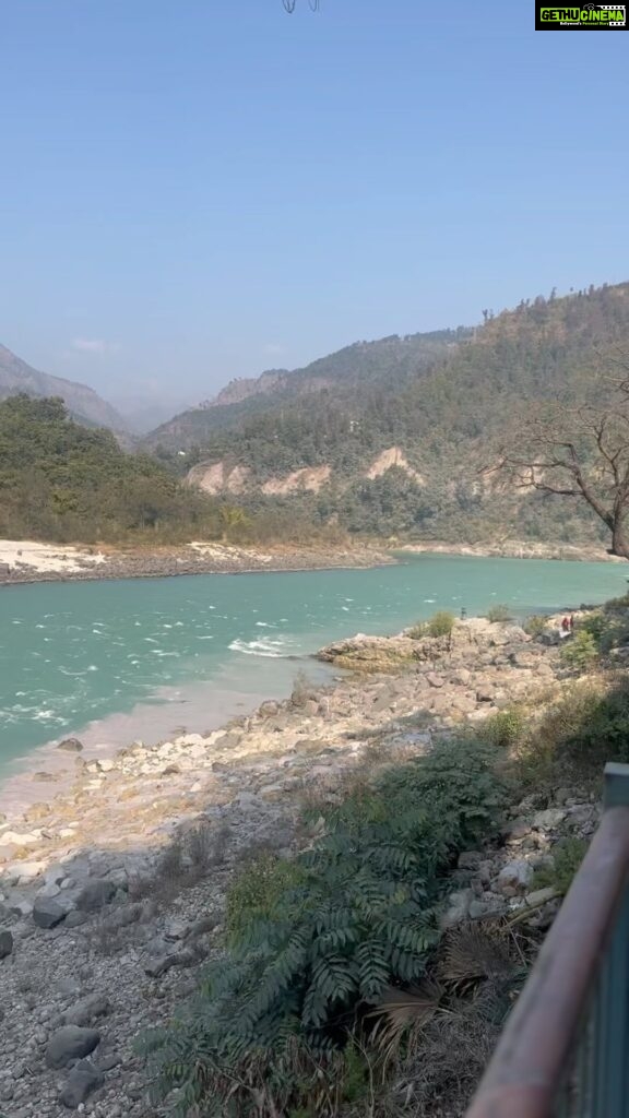 Kashish Singh Instagram - Breathe. Just breathe…… #breathe #bellavitakashish 💫 Anand Kashi by the Ganges