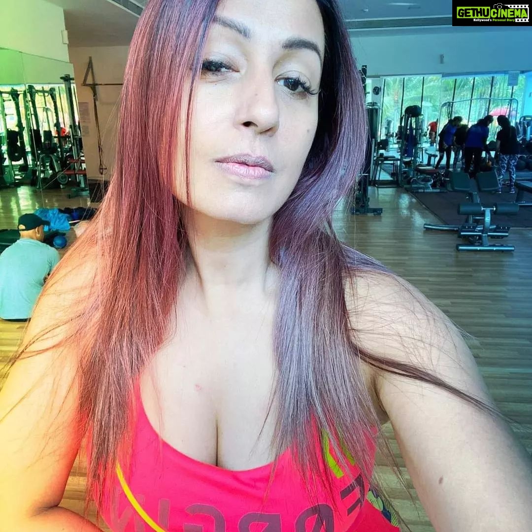 Kashmera Shah Instagram - Burning fats to be in shape 😎 #kashisback#kash Windsor Grande Residences Gate 3