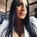 Kashmera Shah Instagram – Let me ask you something? Are we really who we post to be? #kashmerashah #kashmirashah #losangeles #sexy #love #gratitude #countingdays  #cantwaittoseeyou @krushna30 @rishaabchauhaan @artisingh5 @rohitkverma @saraarfeenkhan @tannazirani_ @banerjeepuja @munishakhatwani @sargam.singh44 @vandanasajnaniofficial