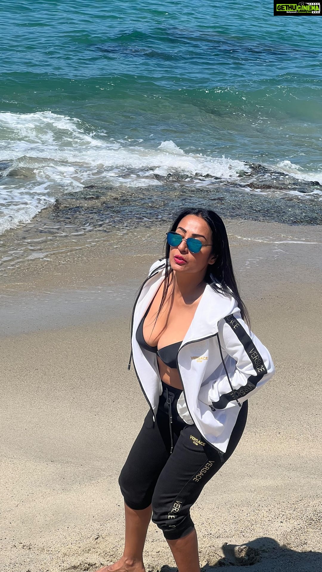 Kashmera Shah Instagram - #andjustlikethat #kashmerashah #hot #hottie #diva #kashmirashah Laguna Beach, Ca