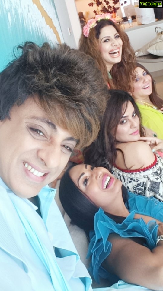 Kashmera Shah Instagram - #Repost @bnbme Would you like to live like Bollywood Divas? Embrace Luxury at @bnbme Holiday Homes. Join Bollywood’s finest @saraarfeenkhan @kashmera1 @tannazirani_ @munishakhatwani @rohitkverma as our sofas become the stage for these stunning actresses to radiate their star power. Be a part of their world as they unwind in style, showcasing the perfect blend of elegance and comfort. From conversations to moments of sheer elegance, witness the allure of our holiday homes. Experience the comfort, sophistication, and glam at @bnbme Holiday Homes. Book your stay today and embrace the glamour filled life! 💫 Want to see your favorite bollywood actor stay with @bnbme ? Tag them in the comments 👇🏽👇🏽 Thank you @piyushkestwalphotography #glamour #bollywood #divas #dubai #middleeast #travel #traveler #traveltodubai #bnbmethings #bnbme #holidayhome #vactionrental #shorttermrental #propertyowner