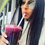 Kashmera Shah Instagram - Juice of life. Healthy living. Choose good food and good friends. And have the best intentions. That’s all for today. #love #lifestyle #life #greens #detox #kashmerashah @krushna30 @rishaabchauhaan @rohitkverma @munishakhatwani @saraarfeenkhan @tannazirani_ @banerjeepuja