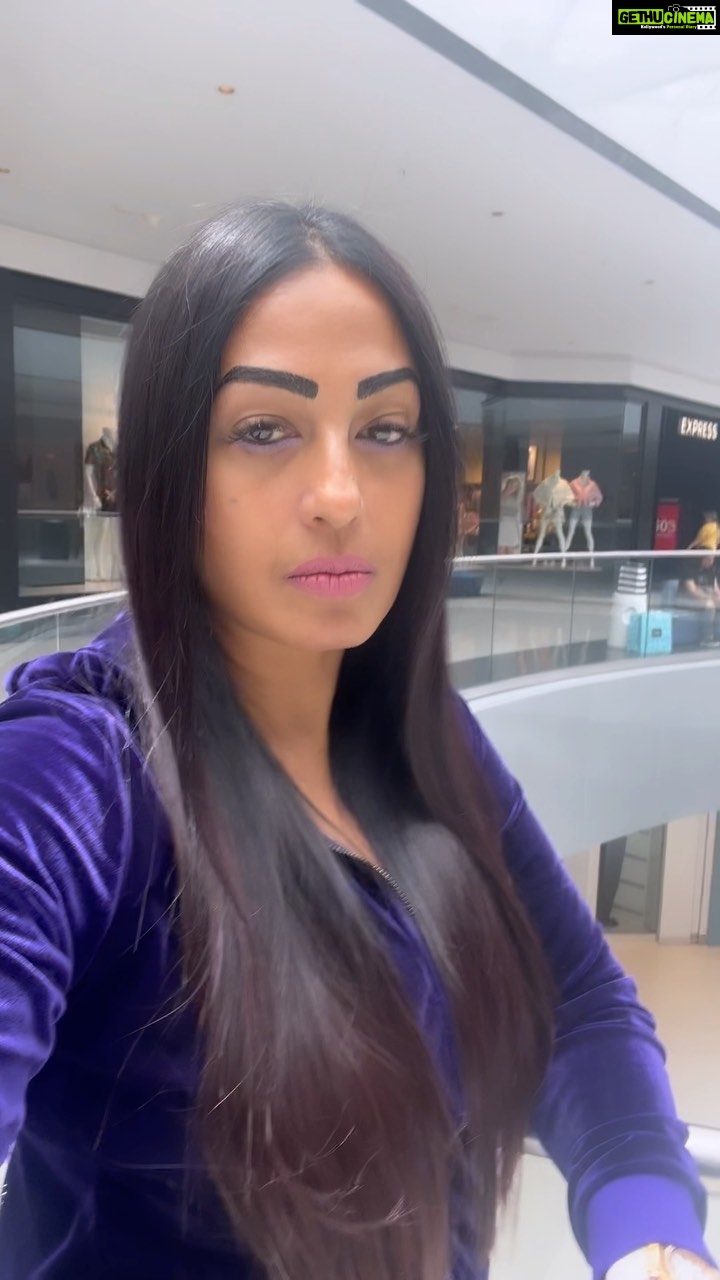 Kashmera Shah Instagram - Listen to what this video says. So true @krushna30 @rohitkverma @saraarfeenkhan @tannazirani_ @munishakhatwani @banerjeepuja @rishaabchauhaan @artisingh5 #kashmerashah #friendship #kittycat