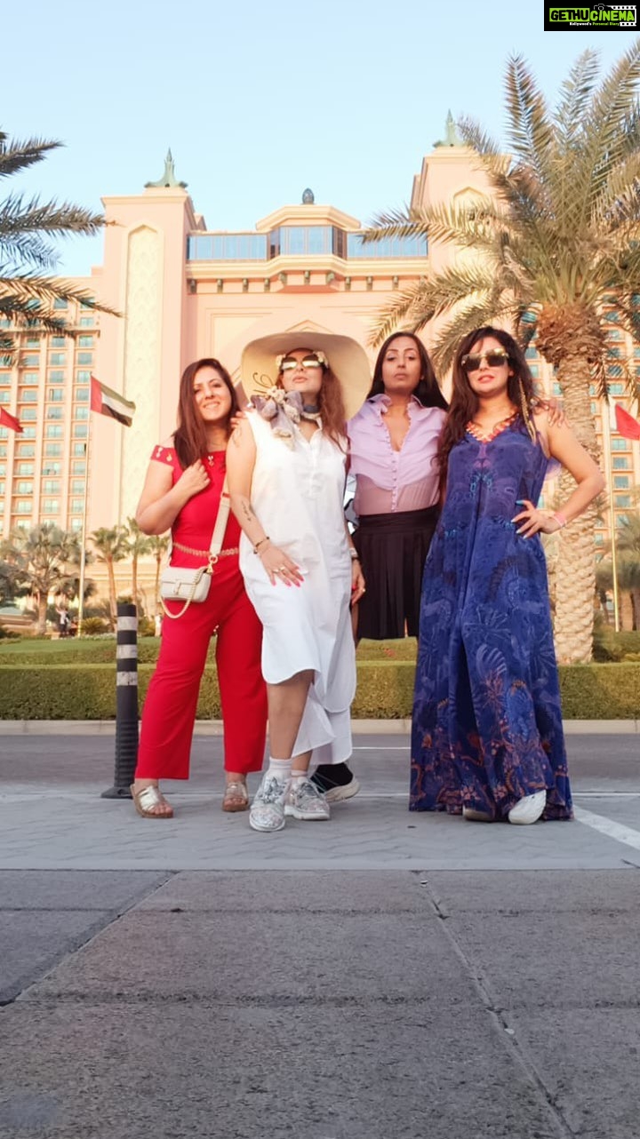 Kashmera Shah Instagram - Because #girlsjustwannahavefun @saraarfeenkhan @munishakhatwani @tannazirani_ @rohitkverma @banerjeepuja