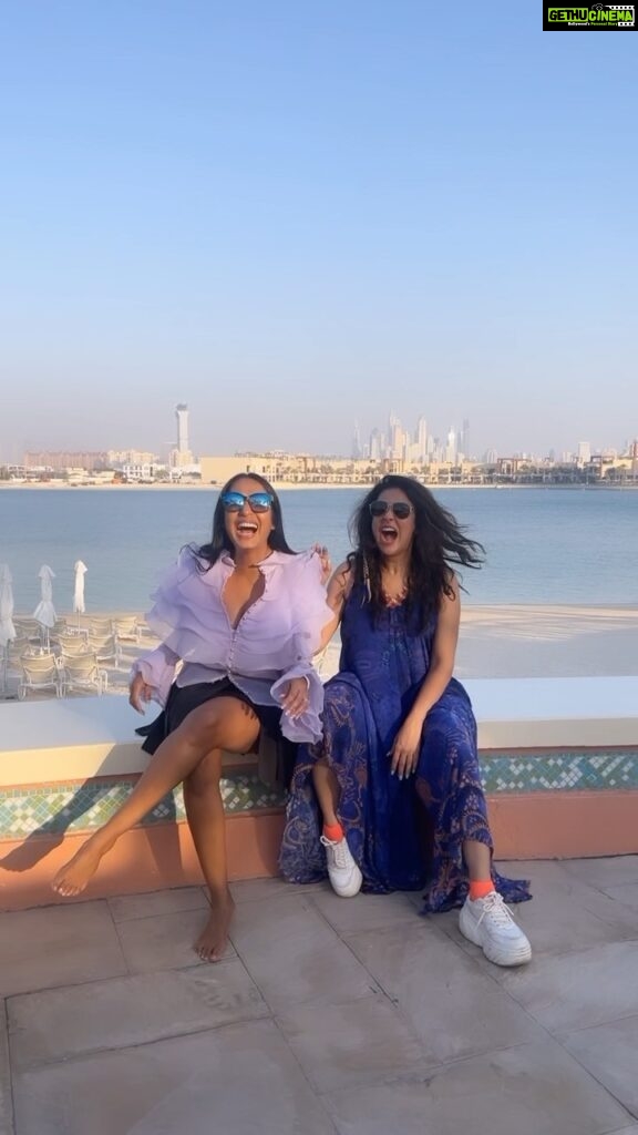 Kashmera Shah Instagram - This is how @kashmera1 & I go overboard with laughter. Can anyone relate to this!! . . . #love #laughter #friends #fun #madness #girls #dubai #crazy #travelblogger #friendsforever #reels #reelsviral #reelsinstagram #funnyreels Atlantis, The Palm