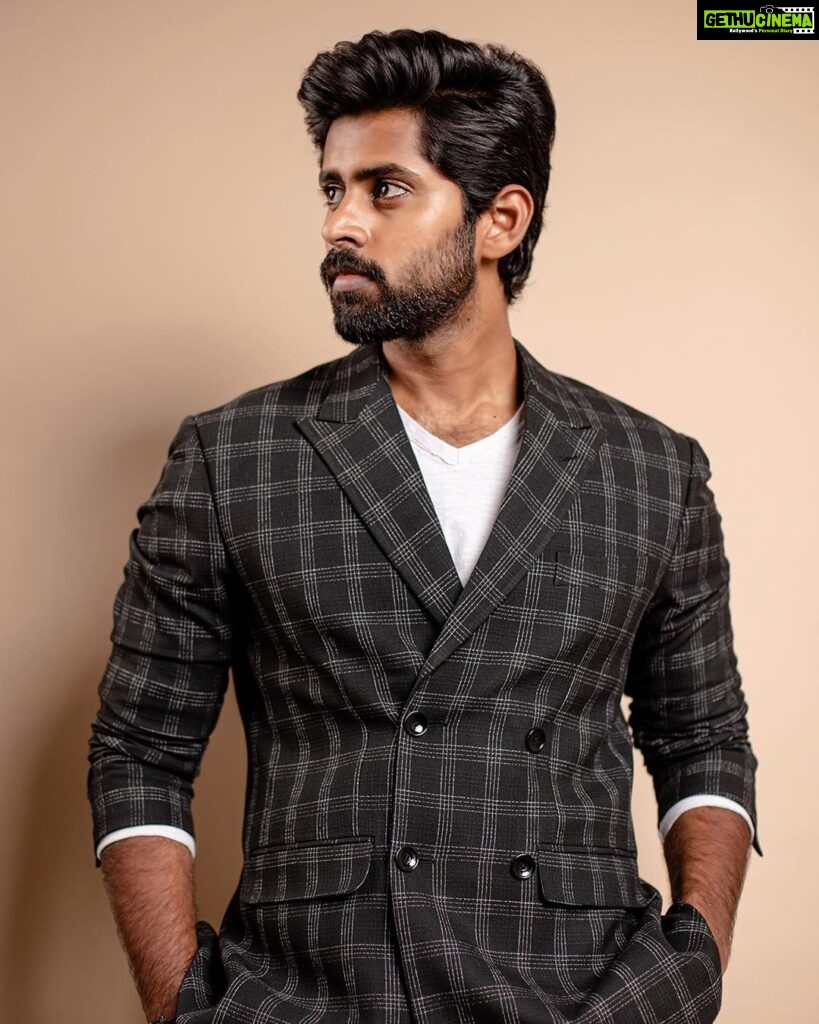 Kathir Instagram - Feeling slick wearing this suit by @vivekkarunakaran_official 📸 @kiransaphotography . . #Throwback IIFA