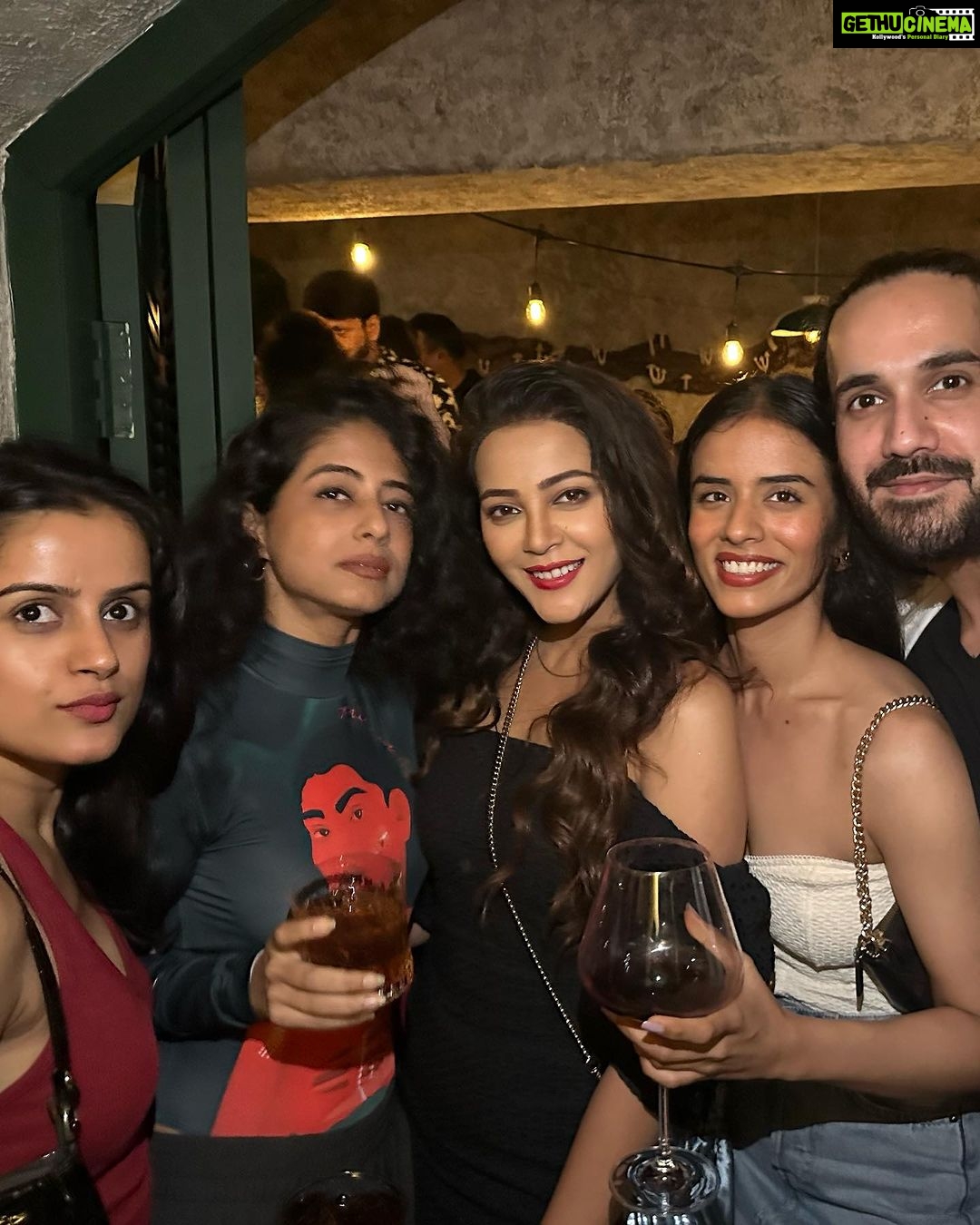 Kaveri Priyam Instagram - 🥂 To old friends and new memories made at this exquisite new place @queseraseramumbai ♥️ #aboutlastnight