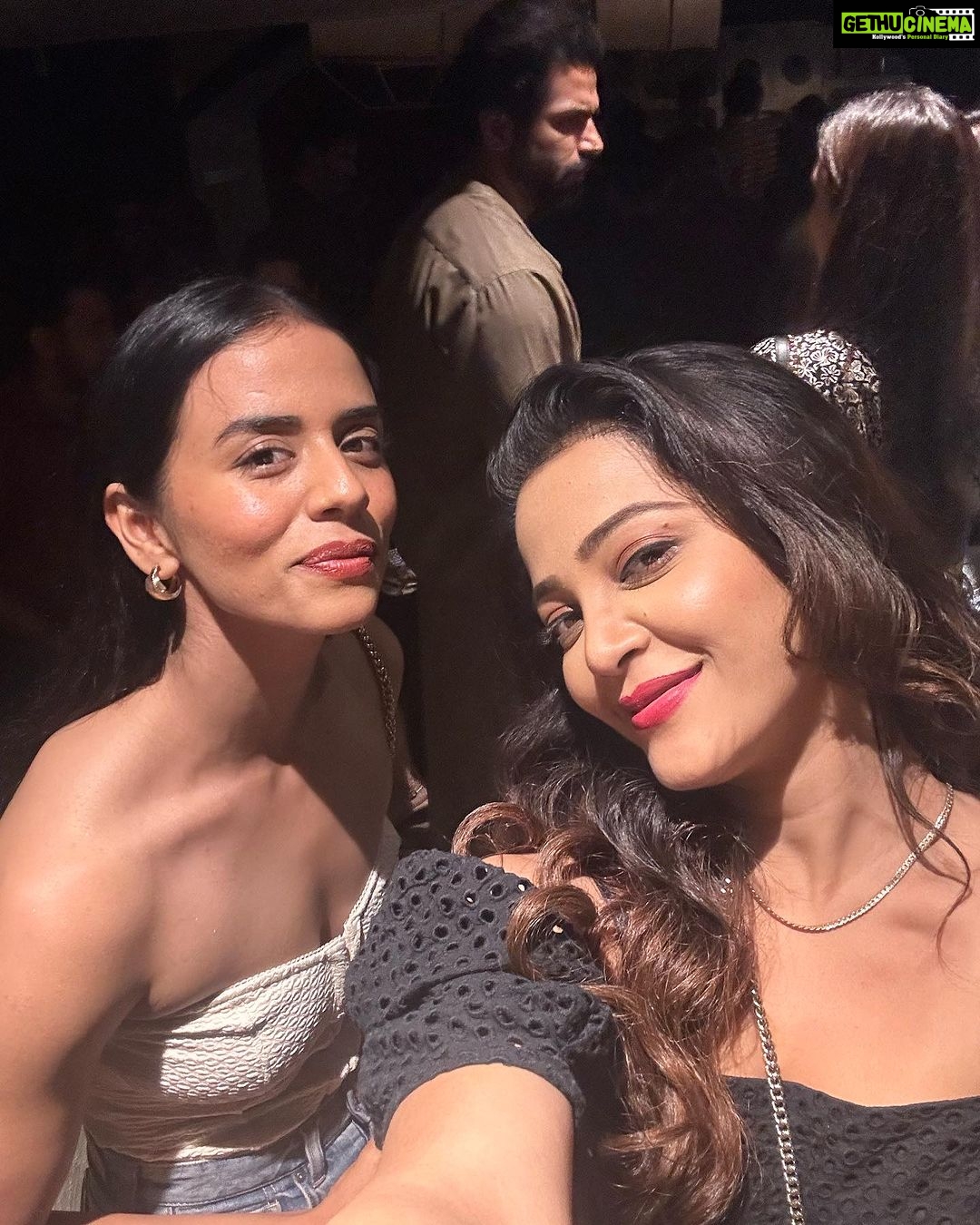 Kaveri Priyam Instagram - 🥂 To old friends and new memories made at this exquisite new place @queseraseramumbai ♥️ #aboutlastnight