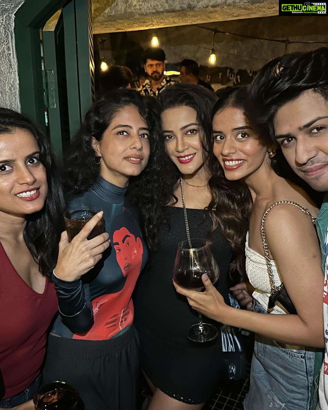 Kaveri Priyam Instagram - 🥂 To old friends and new memories made at this exquisite new place @queseraseramumbai ♥️ #aboutlastnight