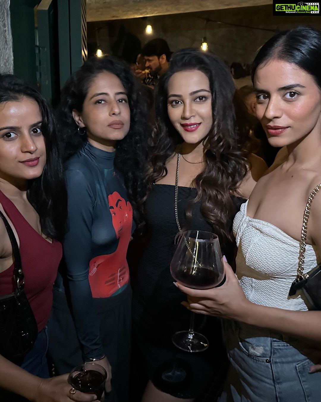 Kaveri Priyam Instagram - 🥂 To old friends and new memories made at this exquisite new place @queseraseramumbai ♥️ #aboutlastnight