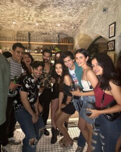 Kaveri Priyam Instagram - 🥂 To old friends and new memories made at this exquisite new place @queseraseramumbai ♥️ #aboutlastnight