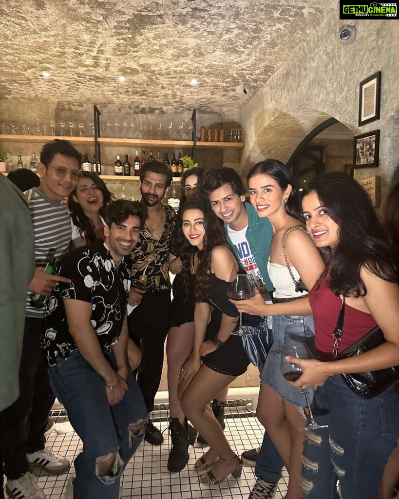 Kaveri Priyam Instagram - 🥂 To old friends and new memories made at this exquisite new place @queseraseramumbai ♥️ #aboutlastnight
