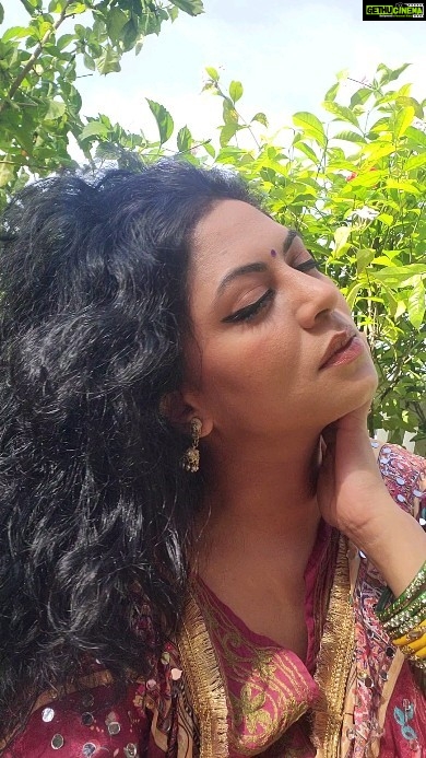 Kavita Kaushik Instagram - #noretouch #nofilter #nosalons Visit our website to order our products Www.aparnaauntys.com #evolveeverydaywithaparnaauntyshomemadebeautysecrets When Baal sukhaana is enjoyed as a ritual at my home, I use the Hair Balm after hair wash to calm my mad hair, you can use it as you like 😇 International customers watsapp at 9820378775 to book your orders!