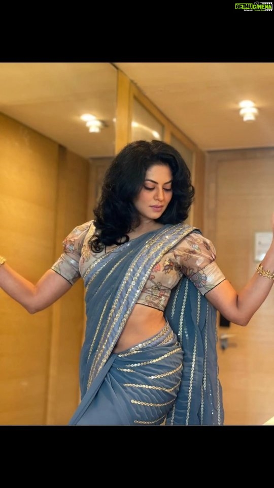Kavita Kaushik Instagram - Saarees are my favorite outfit forever. Most , if not all of them that you see me wearing for events are from my personal collection . Handlooms by local artisans of all states of india are my weakness, These are few of my favorite looks from Carry on Jatta promotions , which one is your favorite?? I think Red is the common vote ?