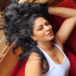 Kavita Kaushik Instagram – Apni picture ke gaane pe dolna ek alag hi narcissism hai 🤪 #mindo #Taseeldarni