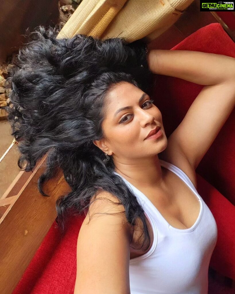 Kavita Kaushik Instagram - Apni picture ke gaane pe dolna ek alag hi narcissism hai 🤪 #mindo #Taseeldarni