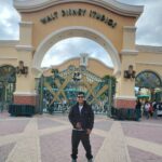 Kavita Kaushik Instagram – Disneyland mei bore hotey hue do log 😴 #thirsttrapforkids