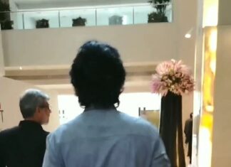 Kay Kay Menon Instagram - Haha 😄😄 Thank you @kaykayholics Reposted from @kaykayholics The Walk of A Lion!! 🦁@kaykaymenon02 🤩❤ It was an absolute honour to share some fine moments with you sir. ❤ Hoping to see you soon. 😇 . . #kaykaymenon #kkmenon #walk #lion #HimmatSingh #specialops #motivation #legend #fanfavorite #fanboy #fanmeet #LoveAll🏸 #LoveAllFilm