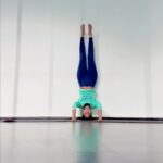 Keerthi Pandian Instagram - My first attempt at doing the headstand today at pole class and I didn’t think I could do it, but my body knew it could. This is proof to how discipline plays such a MAJOR role in how our body responds to us! Discipline, consistency and most importantly patience ❤️‍🔥 The most meditative part of this was to do it SLOW 🌀 Morning routine vaazhga 🦾🤪 @thepolecamp this place motivates you so much for self growth, mentally and physically. I love it toooo much! And @anushaswamy you are one fun and amazing teacher! 💃🏽 #headstand #poledance #discipline #consistency #patience #strength