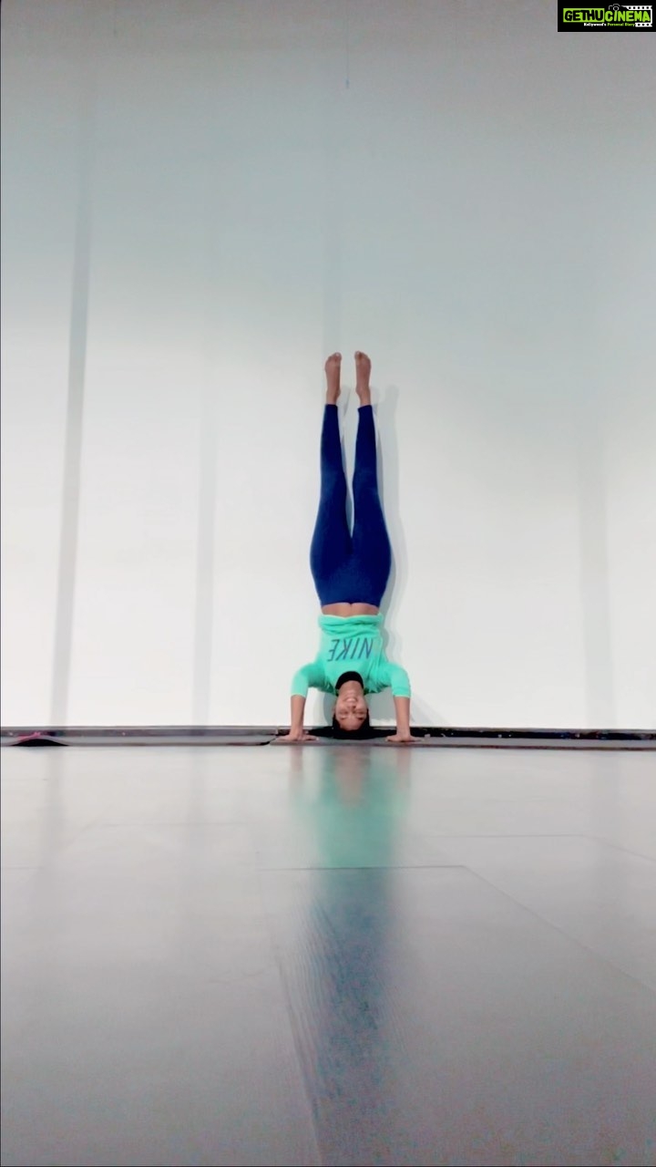 Keerthi Pandian Instagram - My first attempt at doing the headstand today at pole class and I didn’t think I could do it, but my body knew it could. This is proof to how discipline plays such a MAJOR role in how our body responds to us! Discipline, consistency and most importantly patience ❤️🔥 The most meditative part of this was to do it SLOW 🌀 Morning routine vaazhga 🦾🤪 @thepolecamp this place motivates you so much for self growth, mentally and physically. I love it toooo much! And @anushaswamy you are one fun and amazing teacher! 💃🏽 #headstand #poledance #discipline #consistency #patience #strength