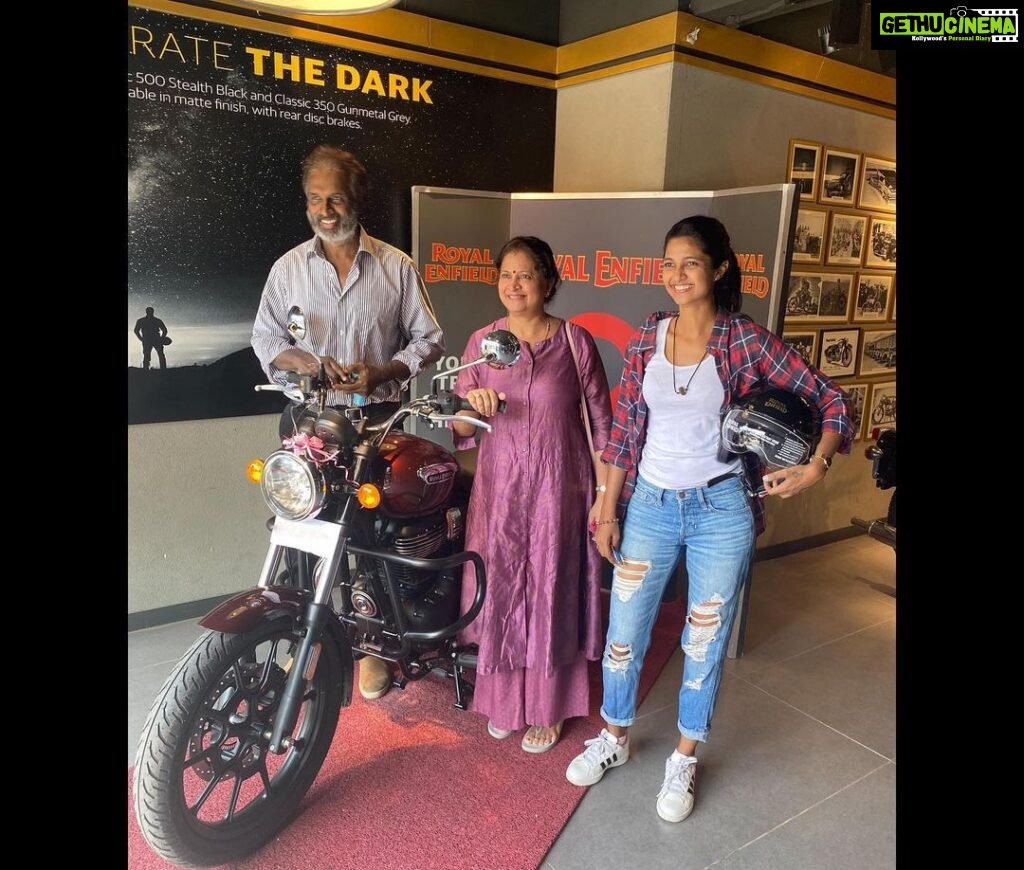 Keerthi Pandian Instagram - One year of Drogon ❤️‍🔥 They were more excited than me while unveiling the surprise and became such kids 😂 @royalenfield #drogon #royalenfield #meteor350