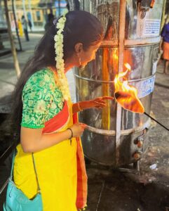 Keerthi Pandian Instagram - Dancing with my element 🔥 in the home of 🔱 #tiruvannamalai #girivalam #omnamahshivaya Tiruvannamalai Temple