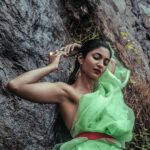 Keerthi Pandian Instagram - 🪲 Photography : @palaniappansubramanyam Hair & Make Up : @reenapaiva Outfit : @weddingnessallaboutdreams @anwar.sharif Accessories: @kalon_artjewellery #shoot #neongreen #red