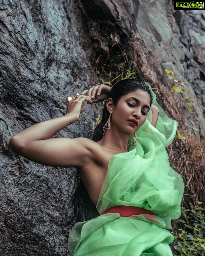 Keerthi Pandian Instagram - 🪲 Photography : @palaniappansubramanyam Hair & Make Up : @reenapaiva Outfit : @weddingnessallaboutdreams @anwar.sharif Accessories: @kalon_artjewellery #shoot #neongreen #red