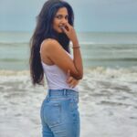 Keerthi Pandian Instagram - எல்லையற்ற அடிவானம் 🌊 #BeachBaby #PureJoy #Blues #StandStillWithTheWaves