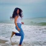 Keerthi Pandian Instagram - Ra! Beachu pakkam pothaam Oru dabaankoothu vesthaam 💃🏾 #DanceWithTheWaves #BeachBaby #BeachLove #PureJoy