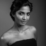 Keerthi Pandian Instagram - I see you Make up @makeupartistrybykavithasekar Hair @vyshalisundaram_hairstylist Photography and Retouching @lakshmiijagan Wadrobe @amrithaj_am Assisted by @abyeahitsme @chethichandhar #monochrome #keerthipandian